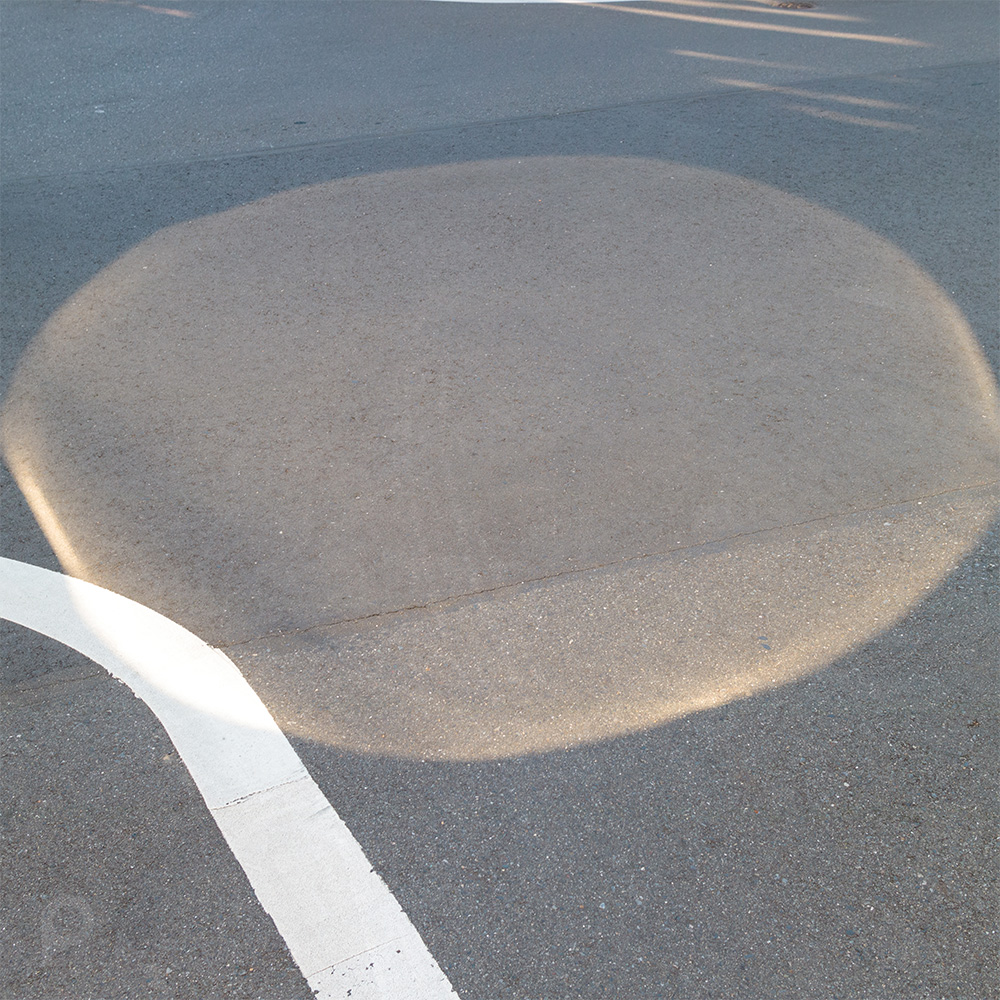 Round light created by a curved mirror