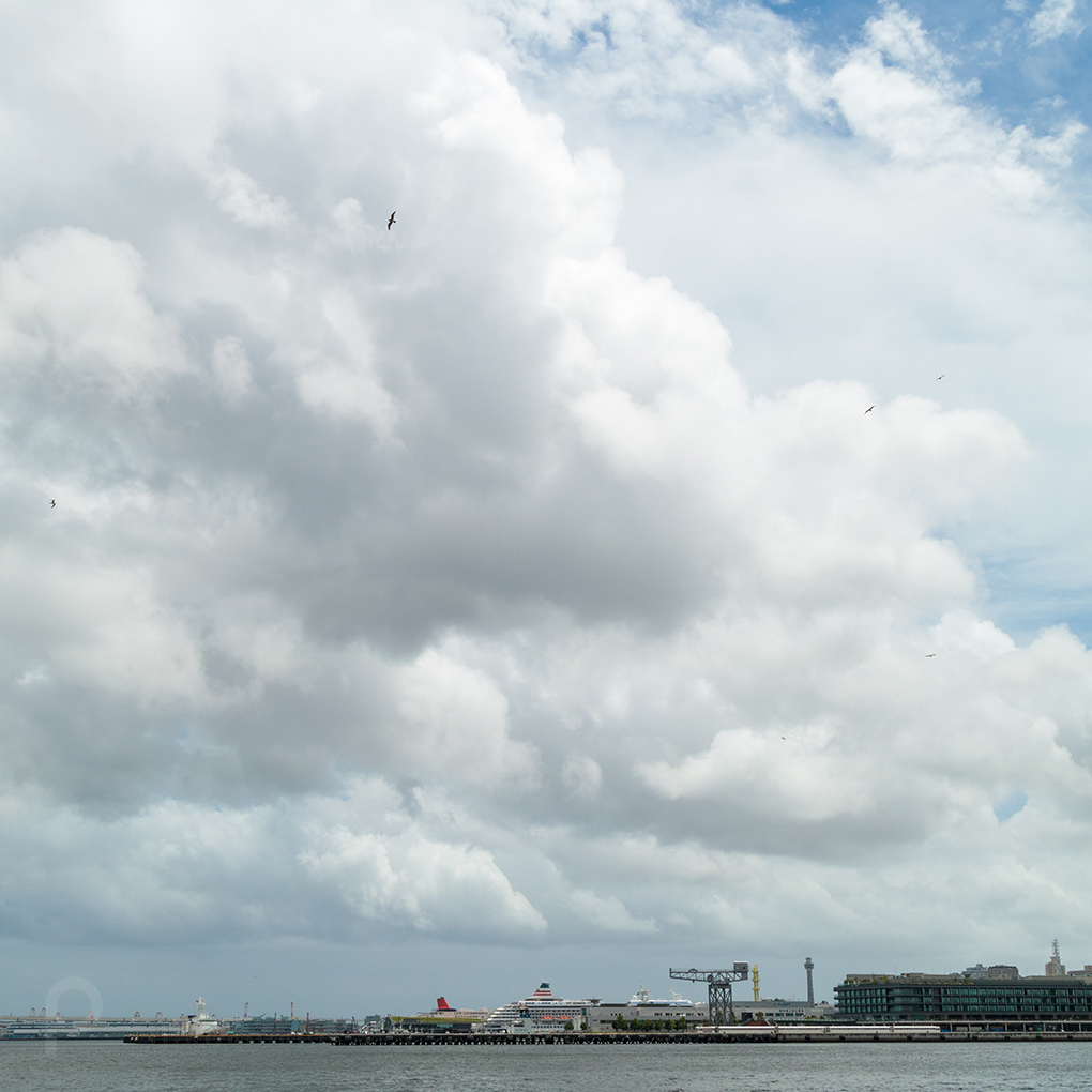 Ciel d'été sur le port