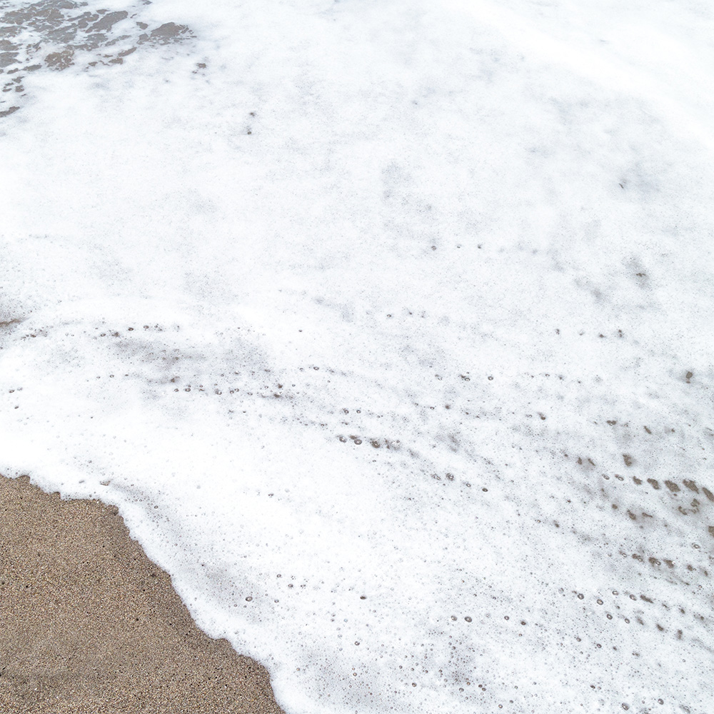 Écume des vagues de la mer