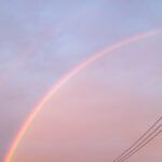 Arc-en-ciel du matin et fils électriques