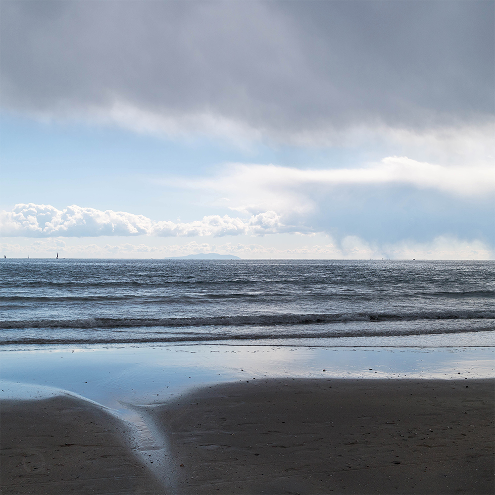 Nuages ​​de neige, ciel bleu et mer