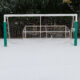 Neige et but de football dans la cour de l&rsquo;école