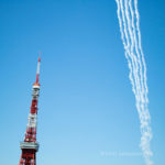 青空とブルーインパルスの白線と東京タワー