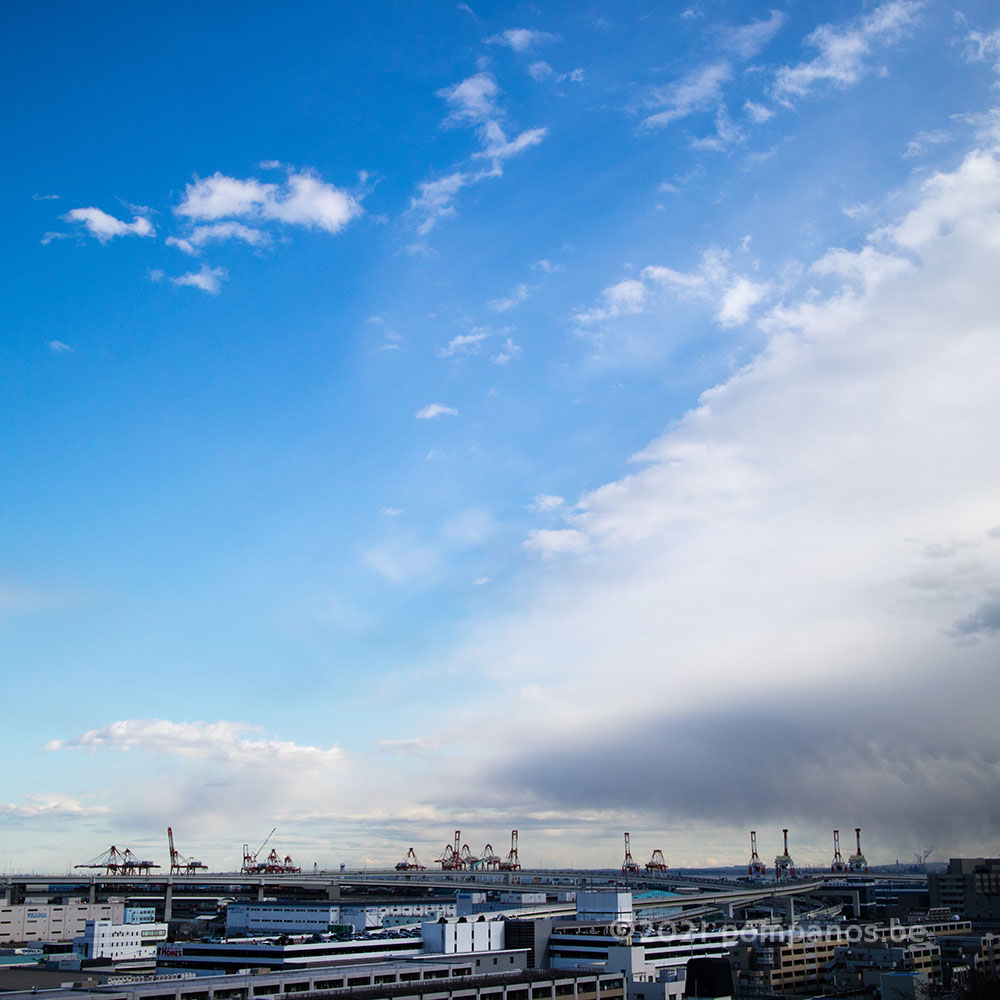 横浜港と冬空