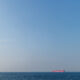 青に浮かぶピンク色の貨物船
